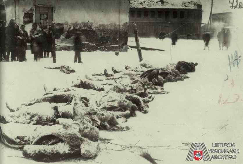 Unikali pokario nuotrauka, kurioje užfiksuoti Žagarės aikštėje išniekinti partizanų kūnai